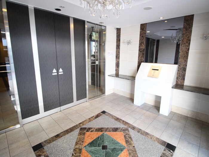 物件外観写真3　(エントランス部分)