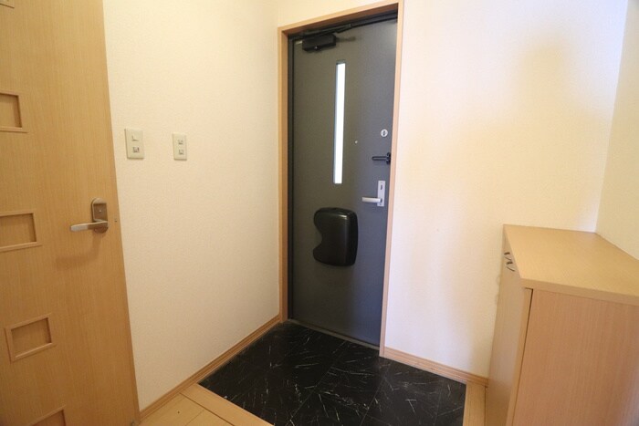 物件内観写真12　(玄関)