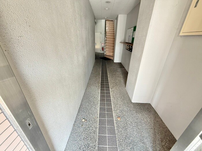 物件外観写真3　(エントランス部分)