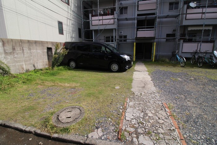 物件外観写真2　(駐車場)