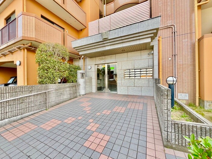 物件外観写真2　(エントランス部分)