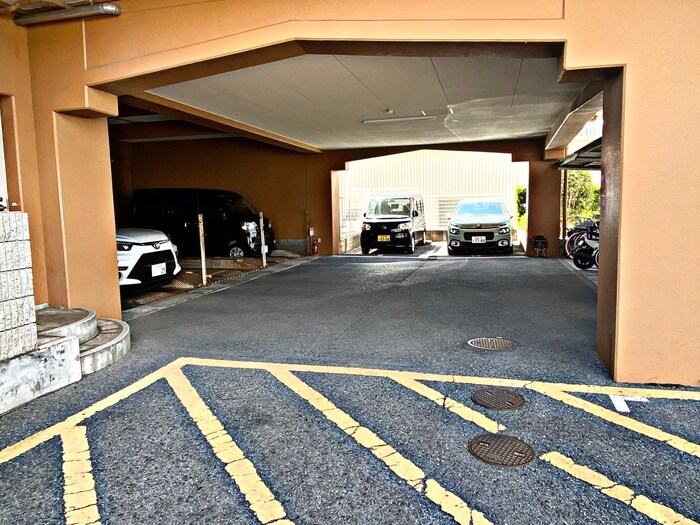 物件外観写真4　(駐車場)