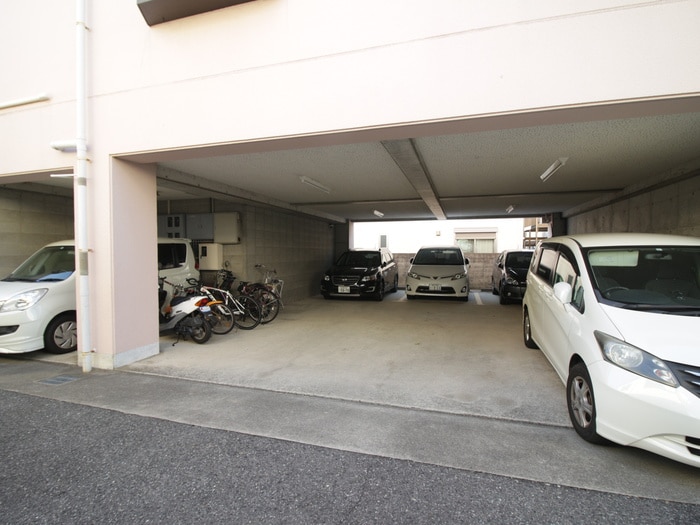 物件外観写真5　(駐車場)