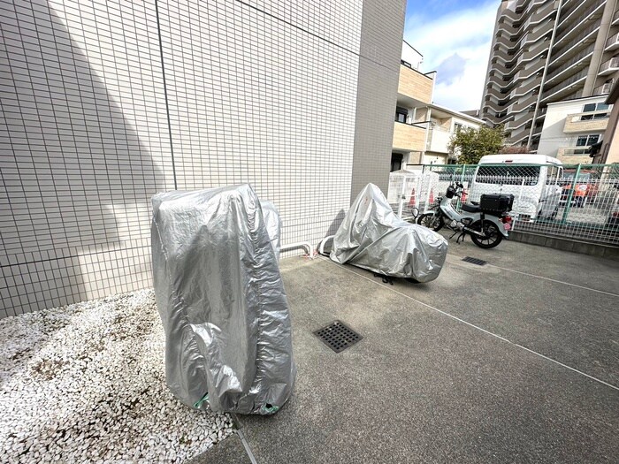 物件外観写真4　(バイク置き場)