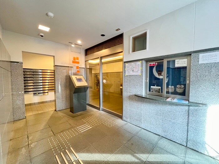 物件外観写真3　(エントランス部分)