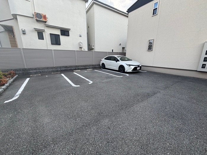 物件外観写真6　(駐車場)