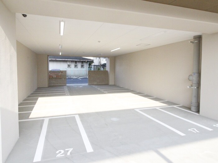 物件外観写真5　(バイク置き場)