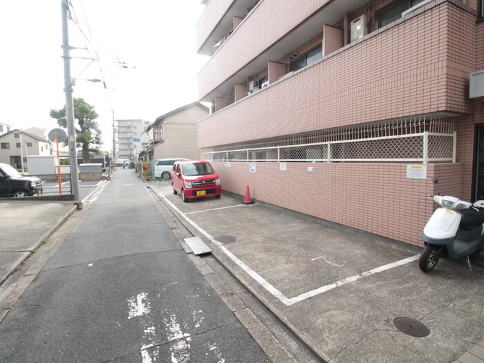 物件外観写真5　(駐車場)