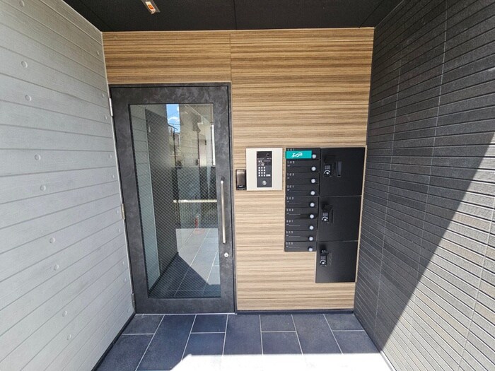 物件外観写真3　(エントランス部分)