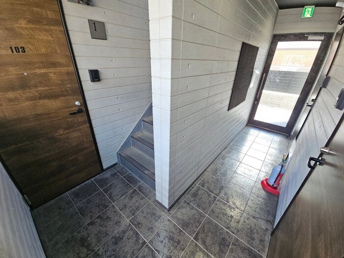 物件外観写真4　(エントランス部分)