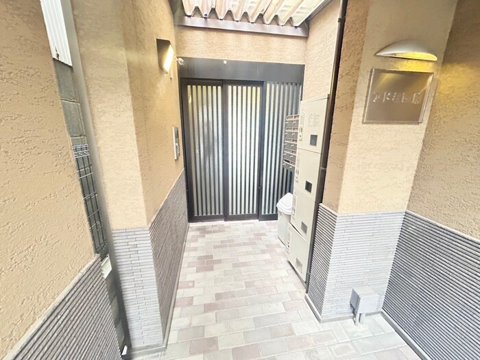 物件外観写真2　(エントランス部分)