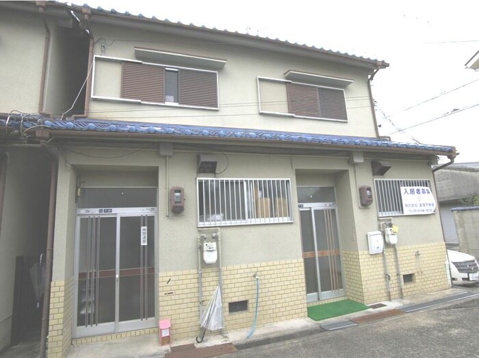 物件外観写真2　(エントランス部分)