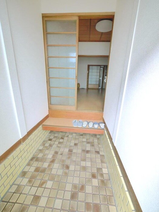 物件内観写真3　(玄関)