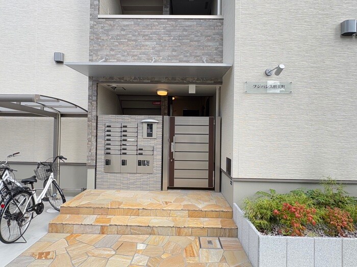 物件外観写真2　(エントランス部分)