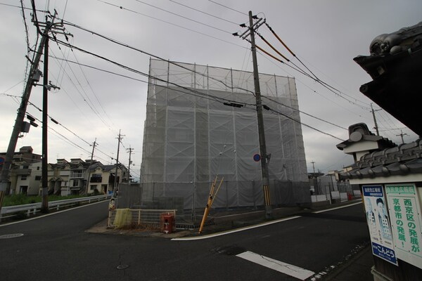 建築中