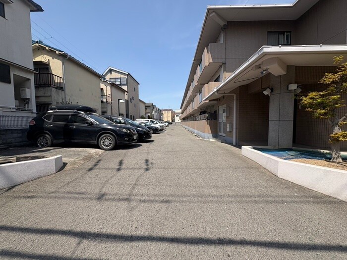 物件外観写真4　(駐車場)
