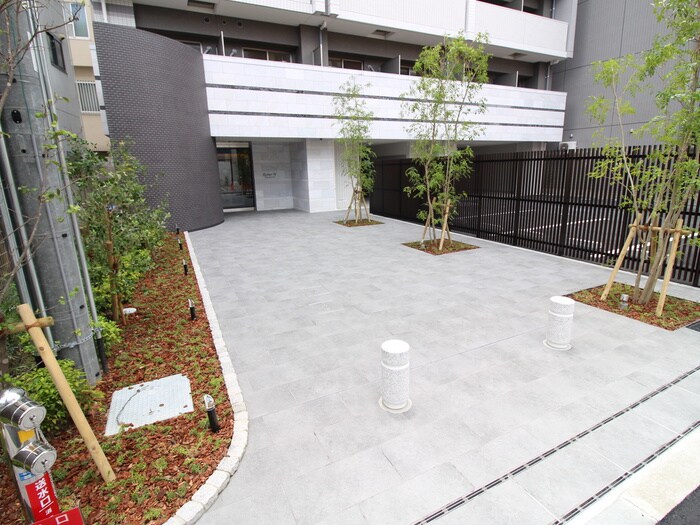 物件外観写真6　(エントランス部分)