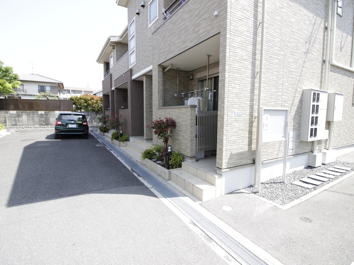 物件外観写真2　(エントランス部分)