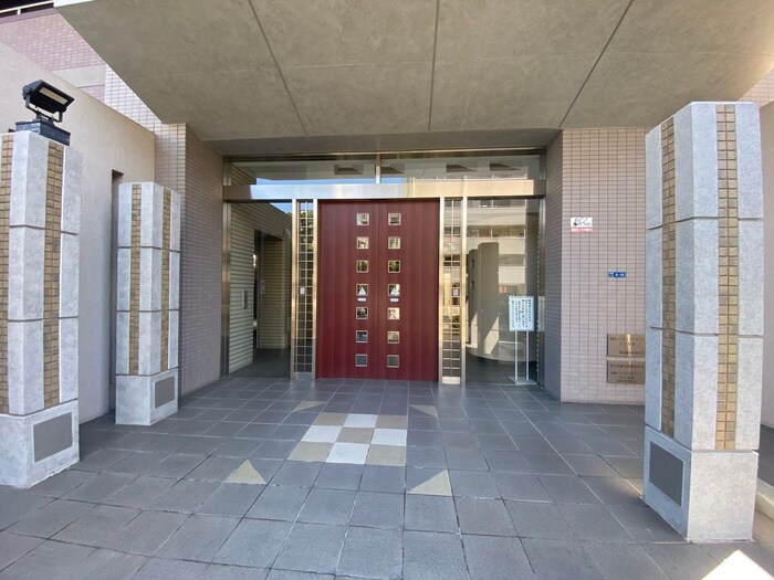 物件外観写真2　(エントランス部分)