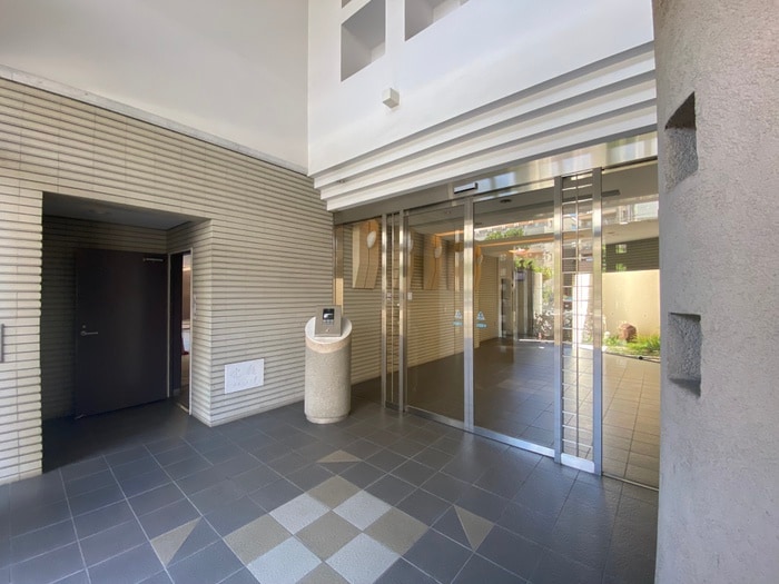 物件外観写真4　(エントランス部分)