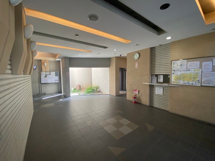 物件外観写真5　(エントランス部分)