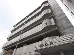 萬ビル外観写真