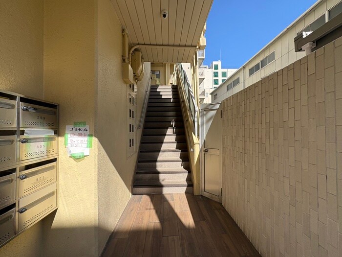 物件外観写真4　(エントランス部分)