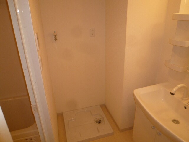 物件内観写真10　(洗濯機置場)