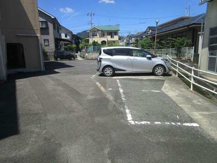 物件外観写真3　(駐車場)