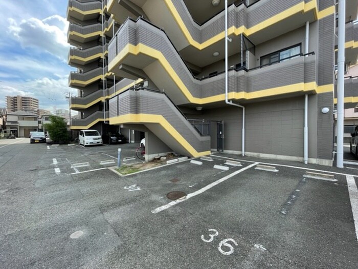 物件外観写真4　(駐車場)