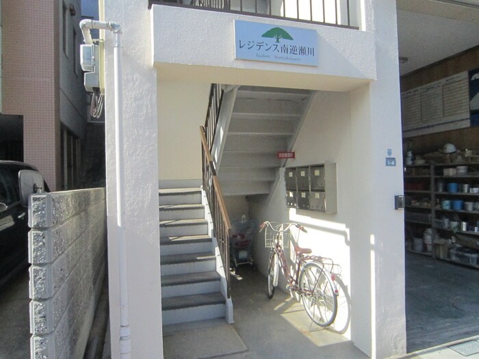 物件外観写真3　(エントランス部分)