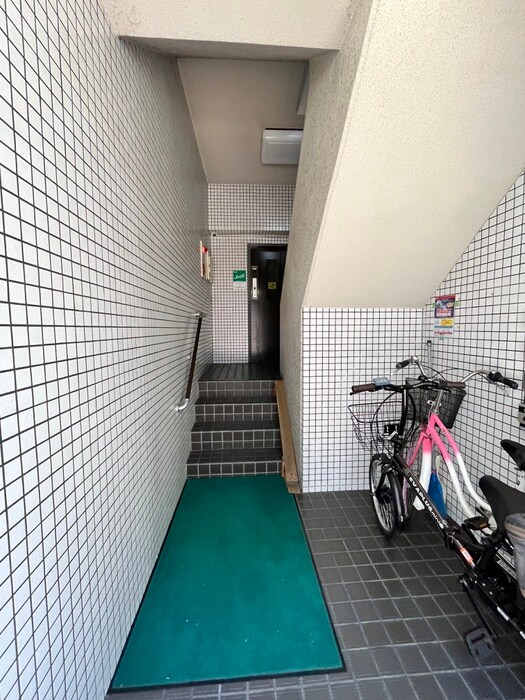 物件外観写真5　(エントランス部分)