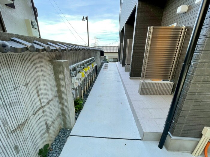 物件外観写真4　(エントランス部分)