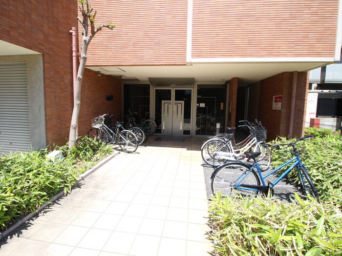 物件外観写真2　(エントランス部分)