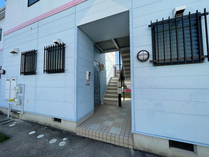 物件外観写真3　(エントランス部分)