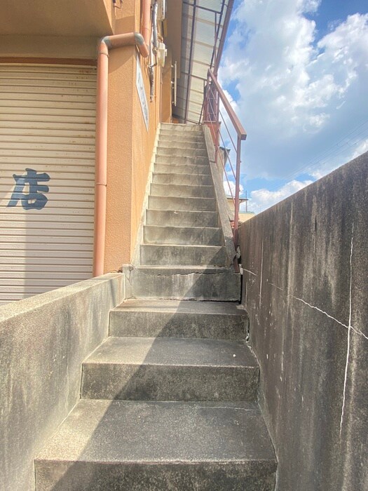 物件外観写真5　(エントランス部分)