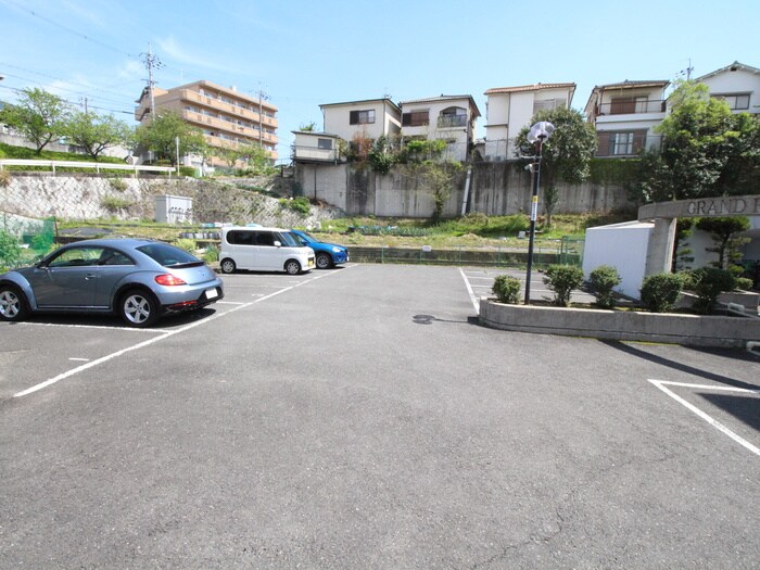 物件外観写真3　(駐車場)