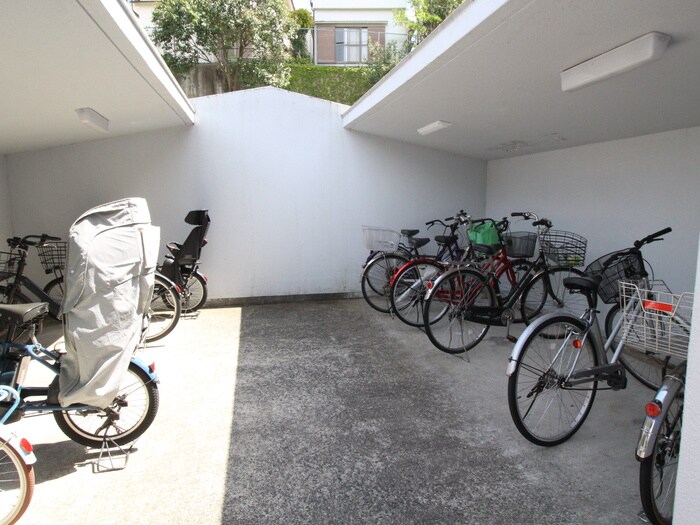 物件外観写真4　(駐輪場)