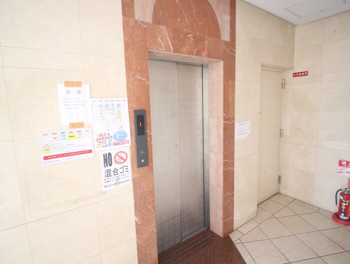 物件外観写真6　(エントランス部分)