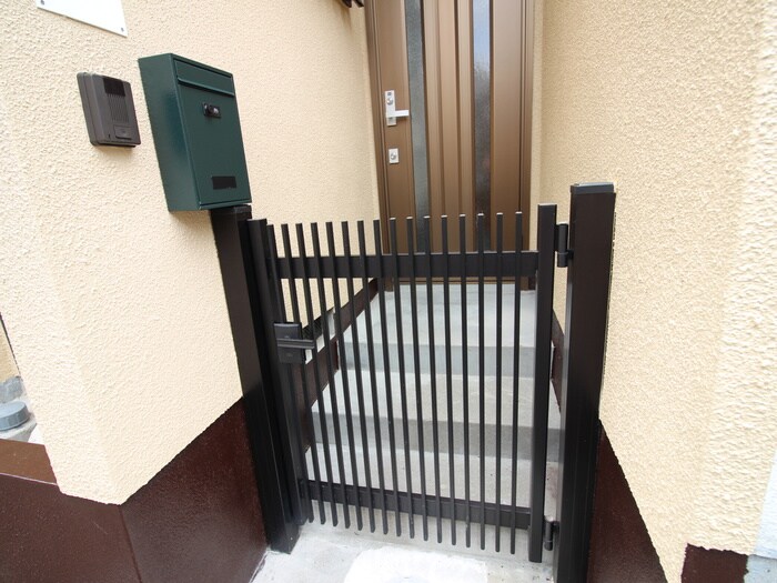 物件外観写真3　(エントランス部分)