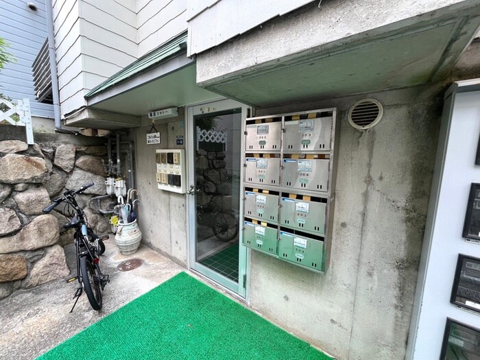 物件外観写真2　(エントランス部分)