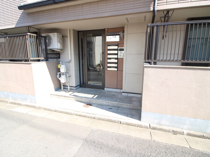 物件外観写真6　(エントランス部分)