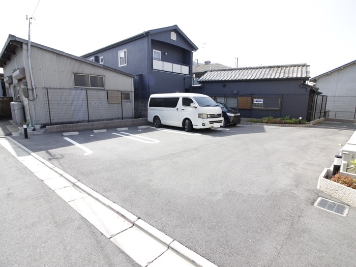物件外観写真2　(駐車場)