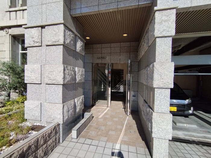 物件外観写真6　(エントランス部分)