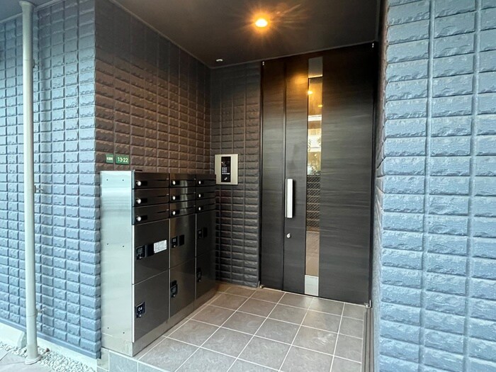 物件外観写真3　(エントランス部分)