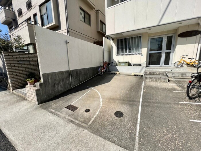 物件外観写真4　(駐車場)