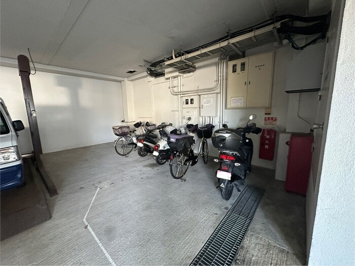 物件外観写真5　(バイク置き場)