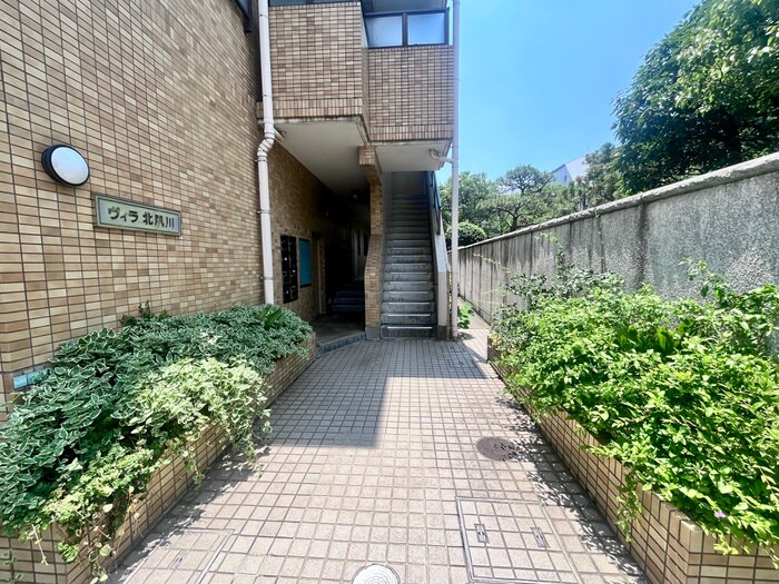 物件外観写真6　(エントランス部分)