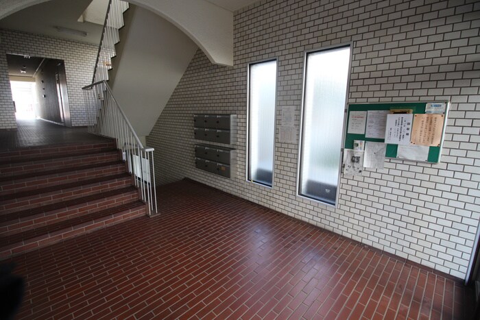 物件外観写真3　(エントランス部分)