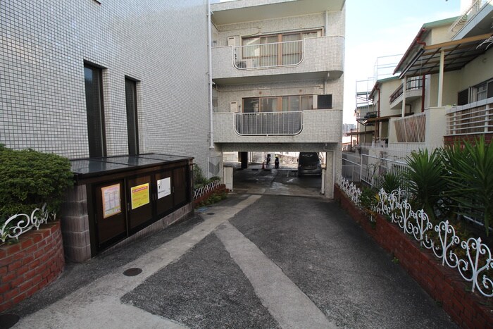 物件外観写真5　(駐車場)